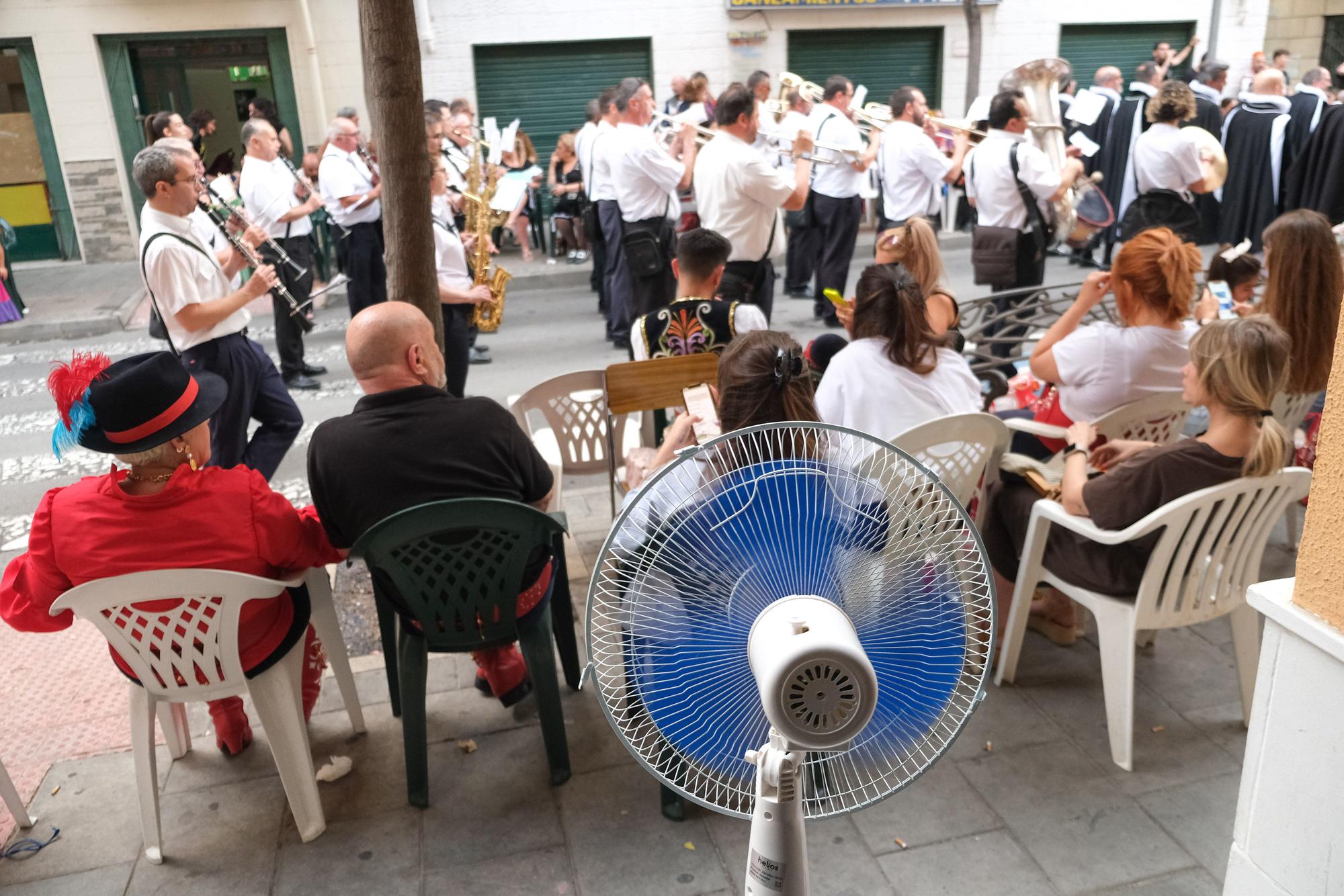 Elda agradece a San Antón el regreso de la fiesta