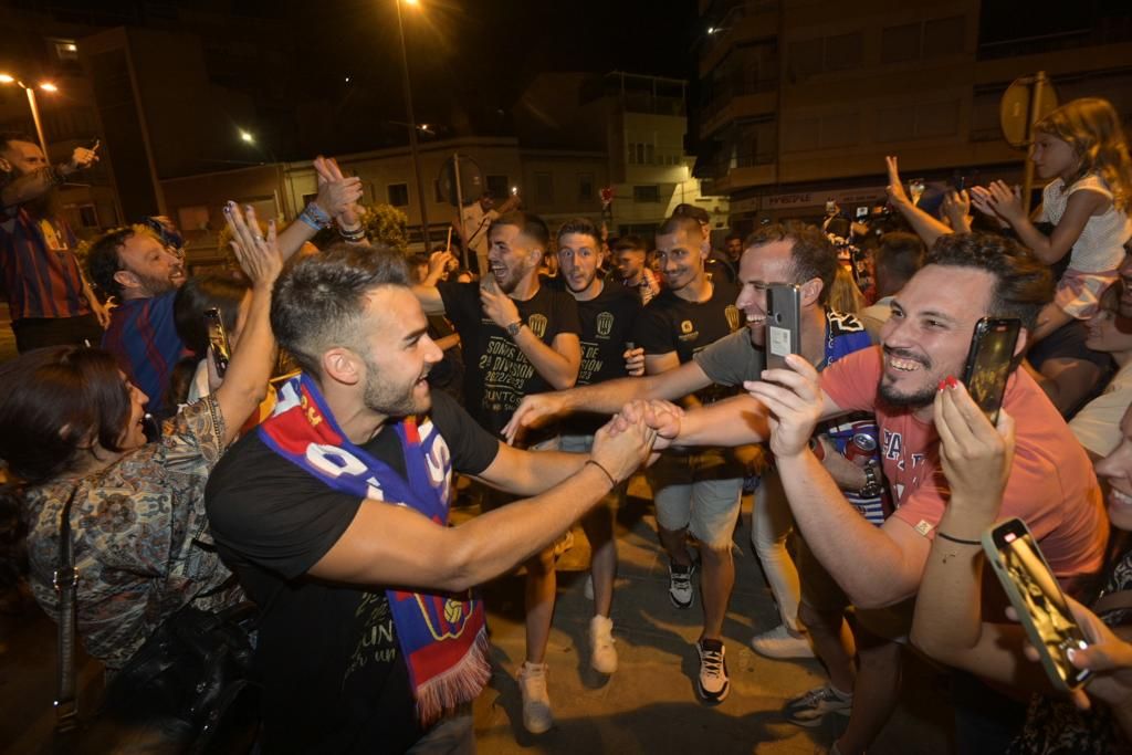 Los jugadores del Eldense celebran con la afición el ascenso a Segunda División