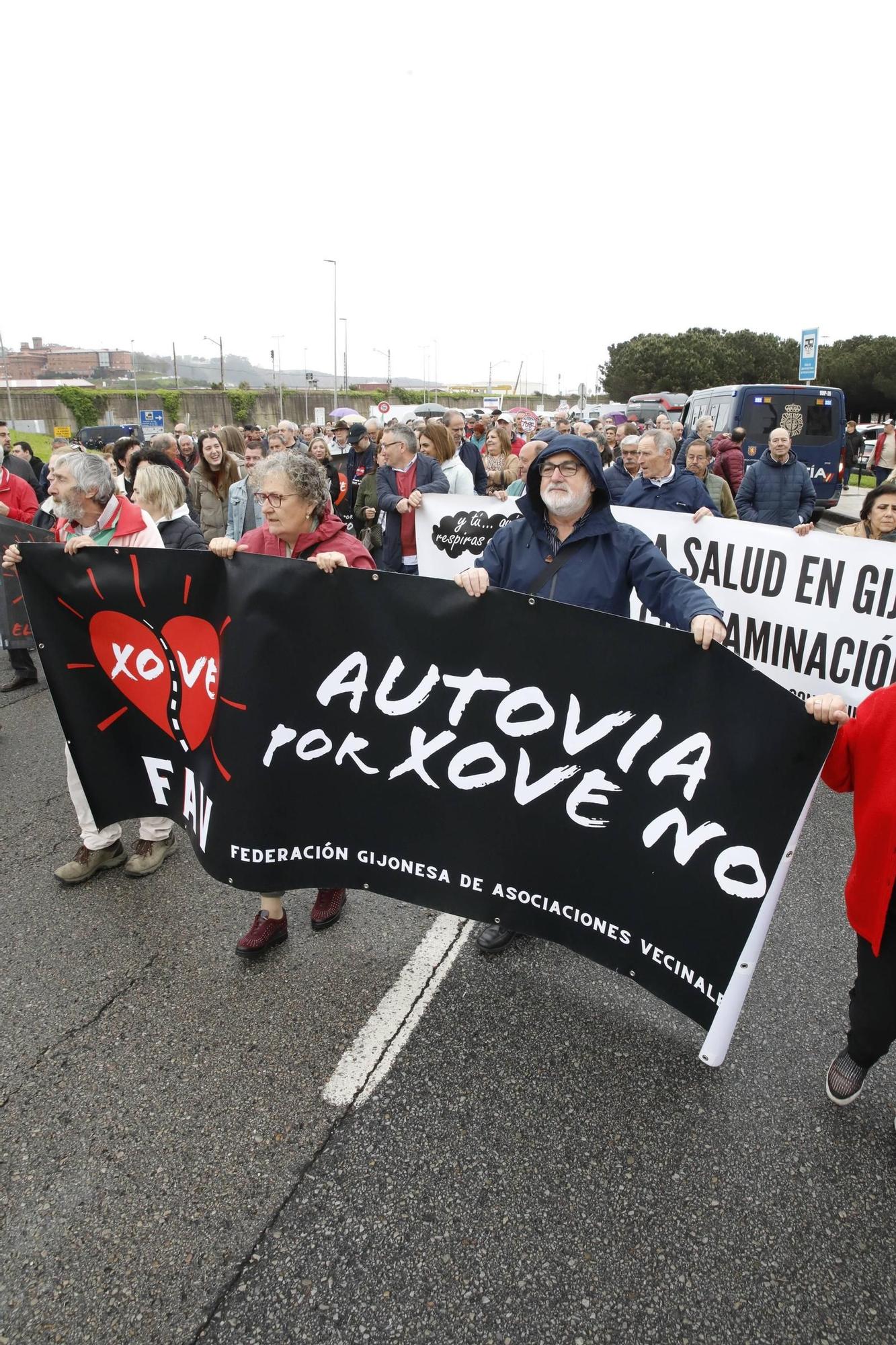 Así ha sido la movilización vecinal cortando el tráfico a El Musel (en imágenes)