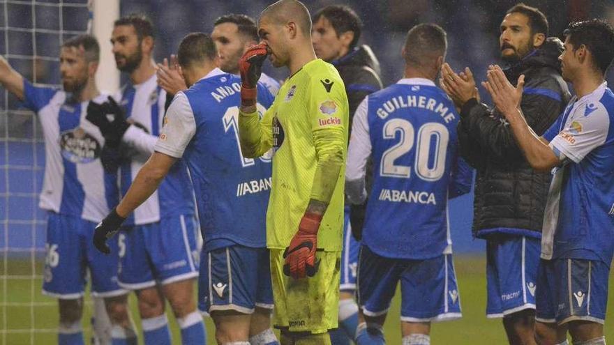 Los jugadores deportivistas saludan a la grada el sábado tras el partido contra el Valencia.