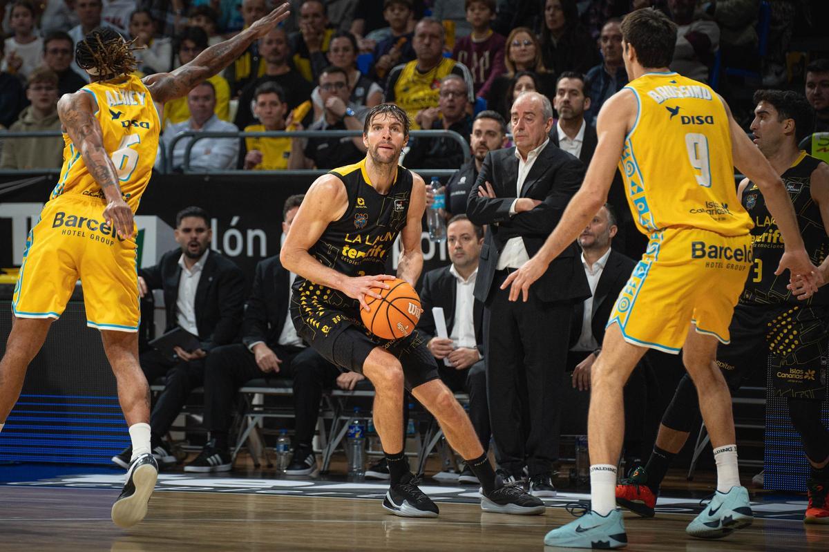 Doornekamp lanza de tres en el derbi ante el Gran Canaria.