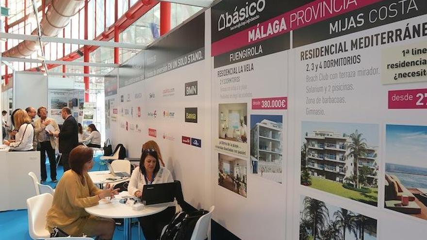 Compradores de vivienda en la pasada edición de la feria inmobiliaria SIMed de Málaga.