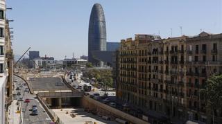 Muere un joven al caer por un pozo de las obras de Glòries para coger un atajo