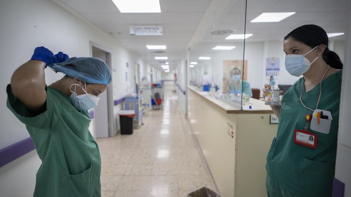 Dos trabajadoras del Hospital General de Valencia en una planta covid.