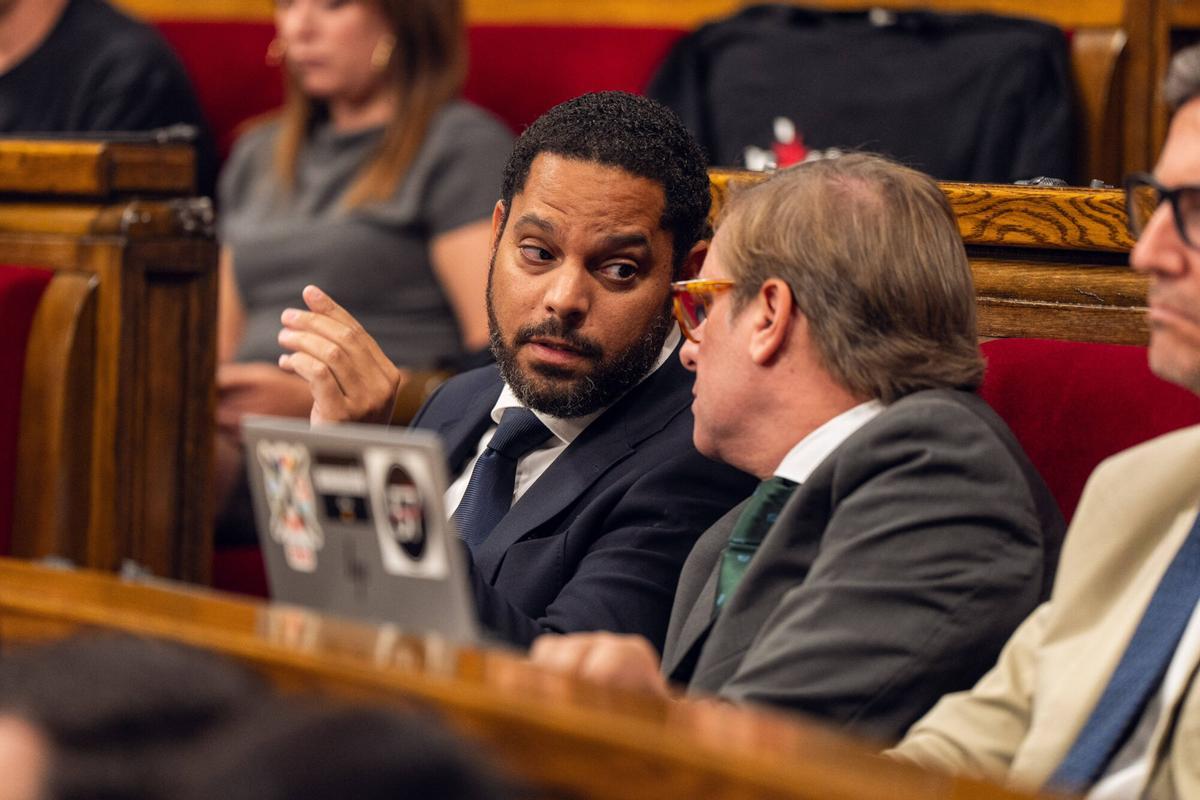 Ignacio Garriga y Joan Garriga, de Vox, conversan entre ellos durante la sesión de control en el Parlament.