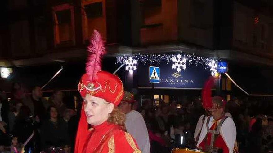 Una bailarina y tambores en el desfile; a la derecha, uno de los renos.