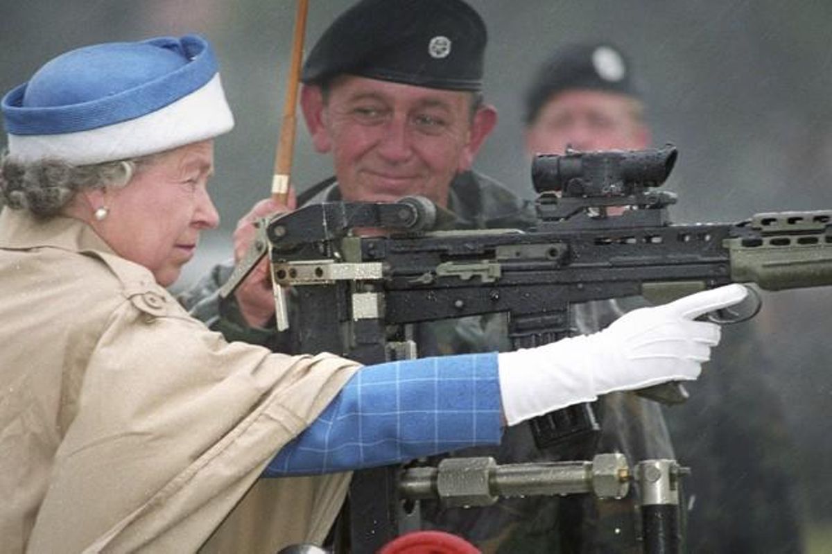 La reina Isbael II dispara un rifle de l’exèrcit britànic, l’any 1993.