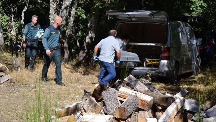 La Guardia Civil introduce los restos mortales de Mari Carmen Carracedo en un vehículo para trasladarlos al Instituto Anatómico Forense de Zamora para realizar la autopsia.