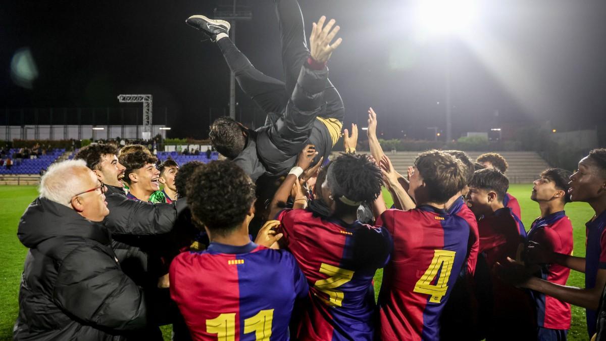 Pol Planas fue manteado por sus jugadores