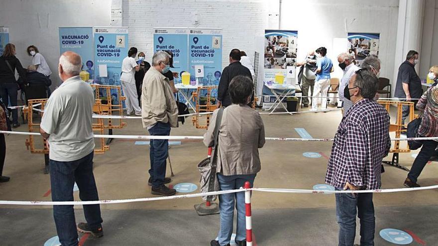 Cua ordenada per vacunar-se, ahir, al Palau Firal de Manresa