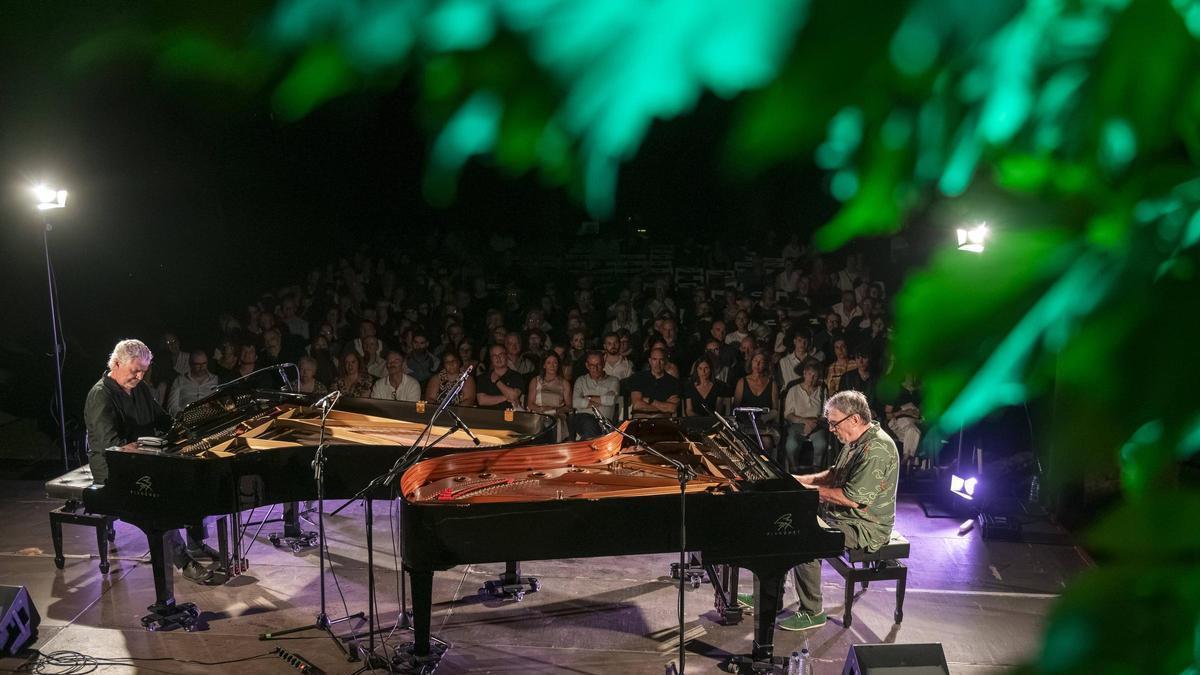 Manel Camp i Carles Cases en el concert de dijous a Sant Benet