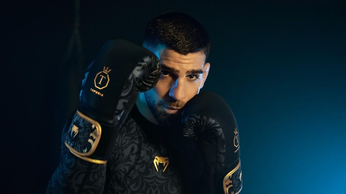 Topuria posa con su nueva colección VENUM