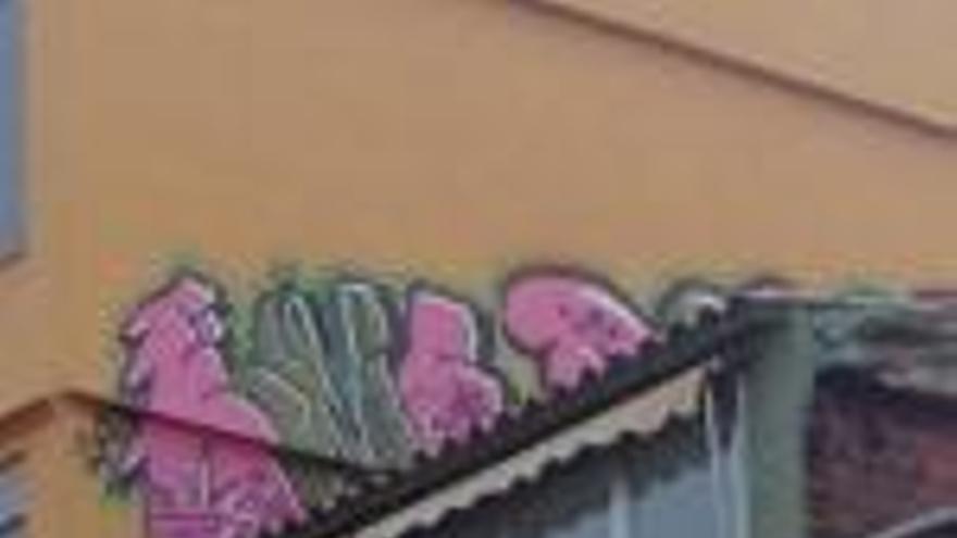 El grafit aparegut dalt de l&#039;edifici.