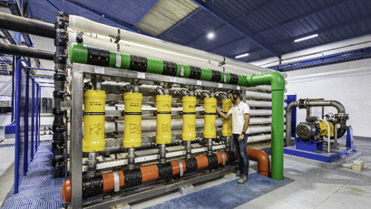 Javier Sánchez inspeccionando los recuperadores de energía de la desaladora Maspalomas I, donde se aplicarán los avances de la planta piloto.