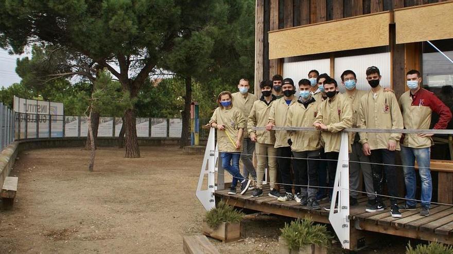 Els alumnes de Fusteria de l&#039;institut Guillem Catà de Manresa i, al fons, l&#039;espai on se situarà la nova aula anticovid