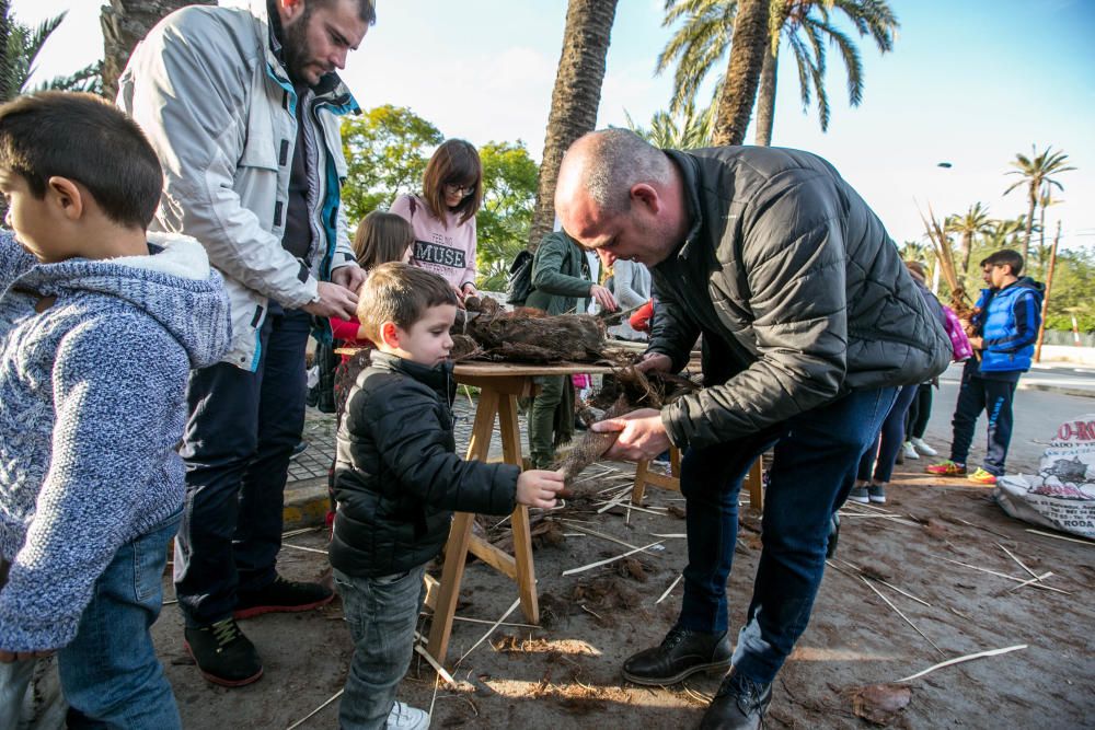 La Asociación de Palmereros y el Museo Arqueológico llevan a cabo talleres con niños para que aprendan a realizar las tradicionales antorchas