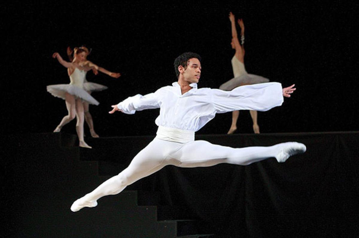 Membres del Ballet Nacional Anglès ballen durant una presentació a Sydney (Austràlia), on la companyia presenta la seva obra ’Suite en blanc’ durant el mes de juny.
