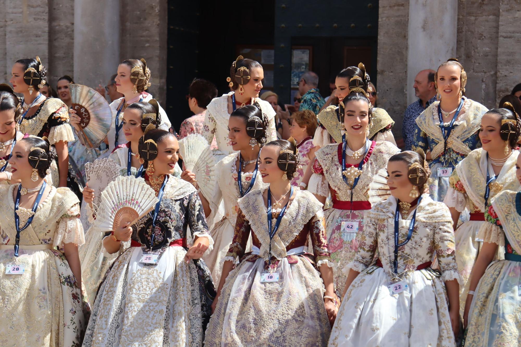 Baño de multitudes de las candidatas a Fallera Mayor de València 2025