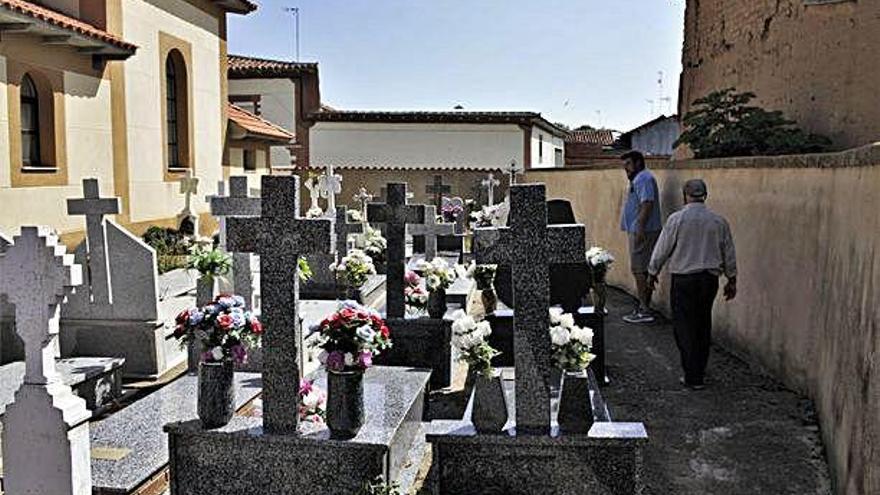 El alcalde de la Junta Vecinal de Vecilla de la Polvorosa, César Mayo, y un vecino, Domingo Mañanes, en el cementerio eclesiástico en que no hay enterramientos hace nueve años.