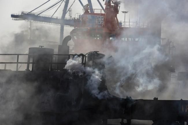 Incendio de un barco en el Muelle Reina Sofia