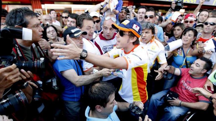 Alonso defiende a los aficionados de lo ocurrido en la firma de autógrafos