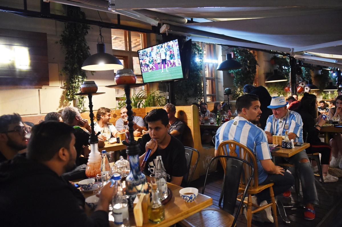 Moscow (Russian Federation), 18/06/2018.- Soccer fans gather at a bar in central Moscow, Russia, 18 June 2018. The FIFA World Cup 2018 takes place in Russia from 14 June until 15 July 2018. (Mundial de Fútbol, Moscú, Rusia) EFE/EPA/FACUNDO ARRIZABALAGA