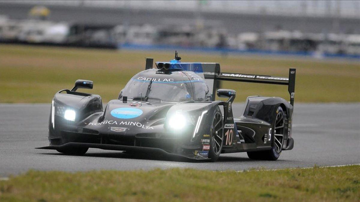 Alonso brilla bajo la lluvia en Daytona