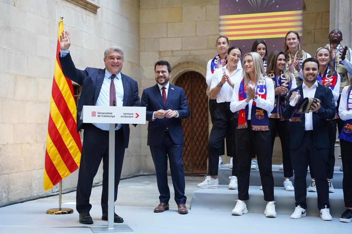 El Barça femenino celebra en la plaça Sant jaume