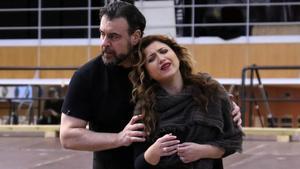 Carlos Alvarez (Rigoletto) y Désirée Rancatore (Gilda), preparándose para la función.