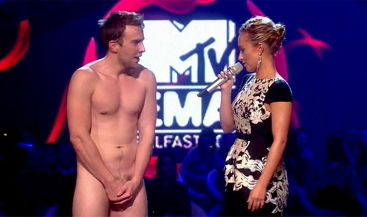 Un home nu va interrompre durant uns instants l’entrega de premis celebrada ahir a Belfast (Irlanda del Nord).