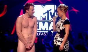 Un home nu va interrompre durant uns instants l’entrega de premis celebrada ahir a Belfast (Irlanda del Nord).