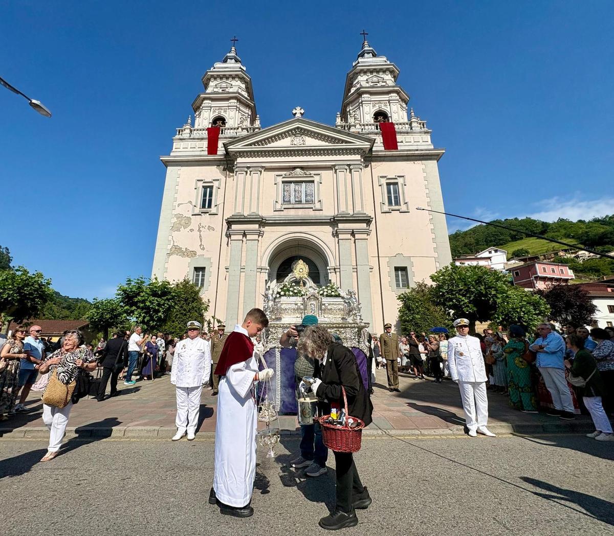 Inicio de la procesión del Corpus en Mieres