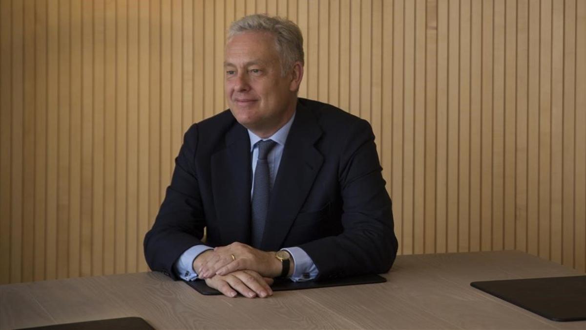 El embajador Simon Manley, en la sede central de Banco Sabadell.