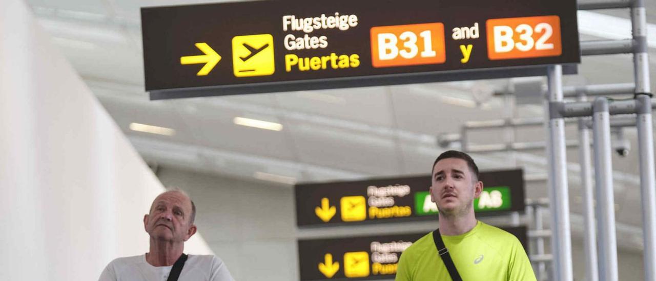 Turistas británicos a su llegada al aeropuerto Tenerife Sur. | | CARSTEN W. LAURITSEN