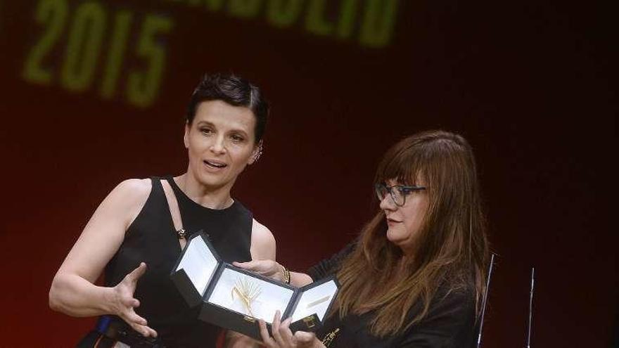 Juliette Binoche recibe la Espiga de Honor de manos de Isabel Coixet.