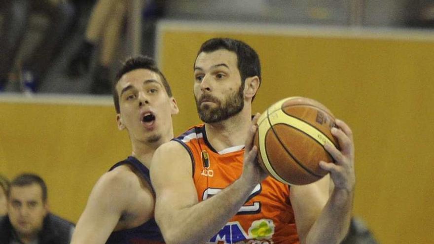 Jesús Castro sostiene la pelota en un partido del Básquet Coruña.