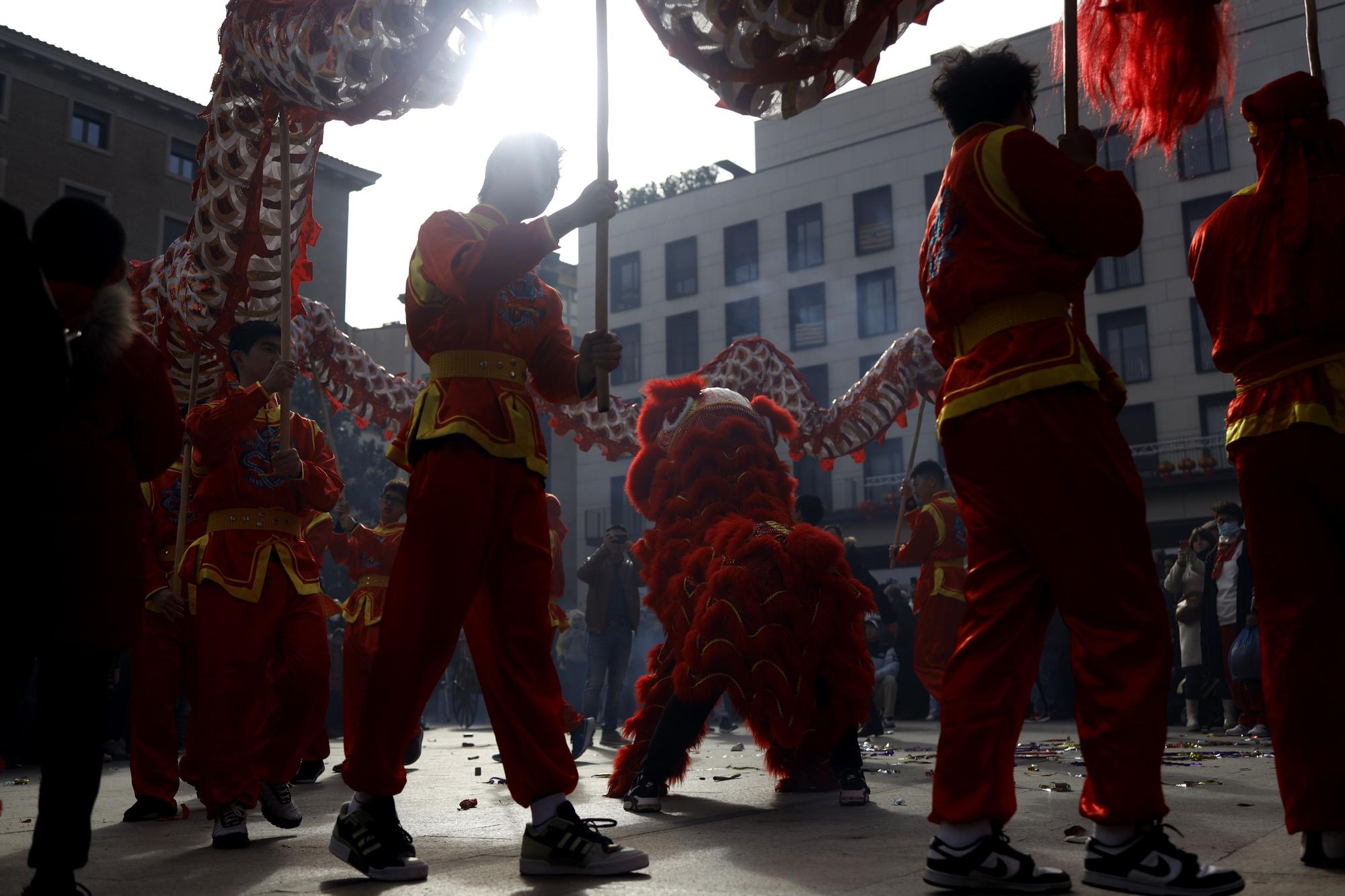 La comunidad china de Zaragoza llena de color el centro para saludar al Año del conejo