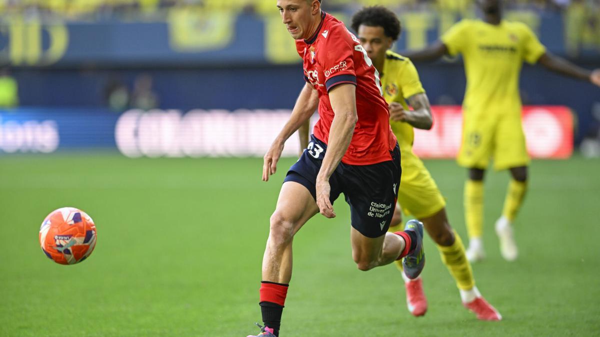 VILLARREAL (CASTELLÓN), 03/05/2025.- El centrocampista del CA Osasuna Abel Bretones conduce un balón este sábado durante el partido de la jornada 34 de LaLiga EA Sports, entre el Villarreal CF y el CA Osasuna, celebrado en el Estadi de la Ceràmica en Villarreal. EFE/ Andreu Esteban