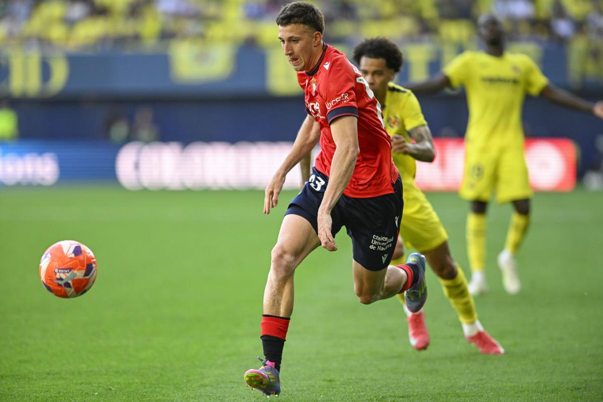 VILLARREAL (CASTELLÓN), 03/05/2025.- El centrocampista del CA Osasuna Abel Bretones conduce un balón este sábado durante el partido de la jornada 34 de LaLiga EA Sports, entre el Villarreal CF y el CA Osasuna, celebrado en el Estadi de la Ceràmica en Villarreal. EFE/ Andreu Esteban