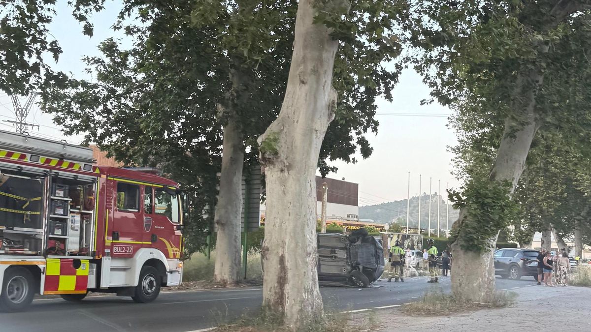 Actuación de los bomberos en el lugar del accidente.