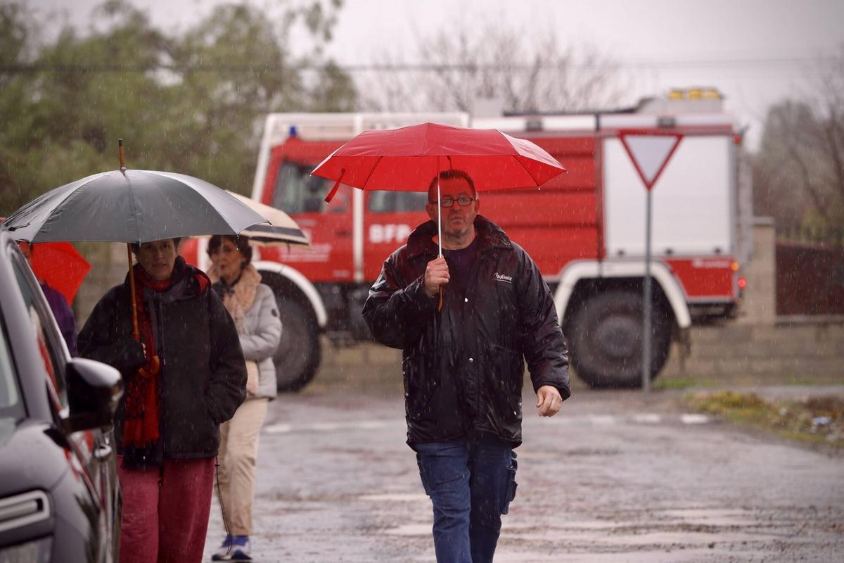 Algunos de los vecinos a cargo de la primera 'guardia' para vigilar las viviendas de Majaneque.