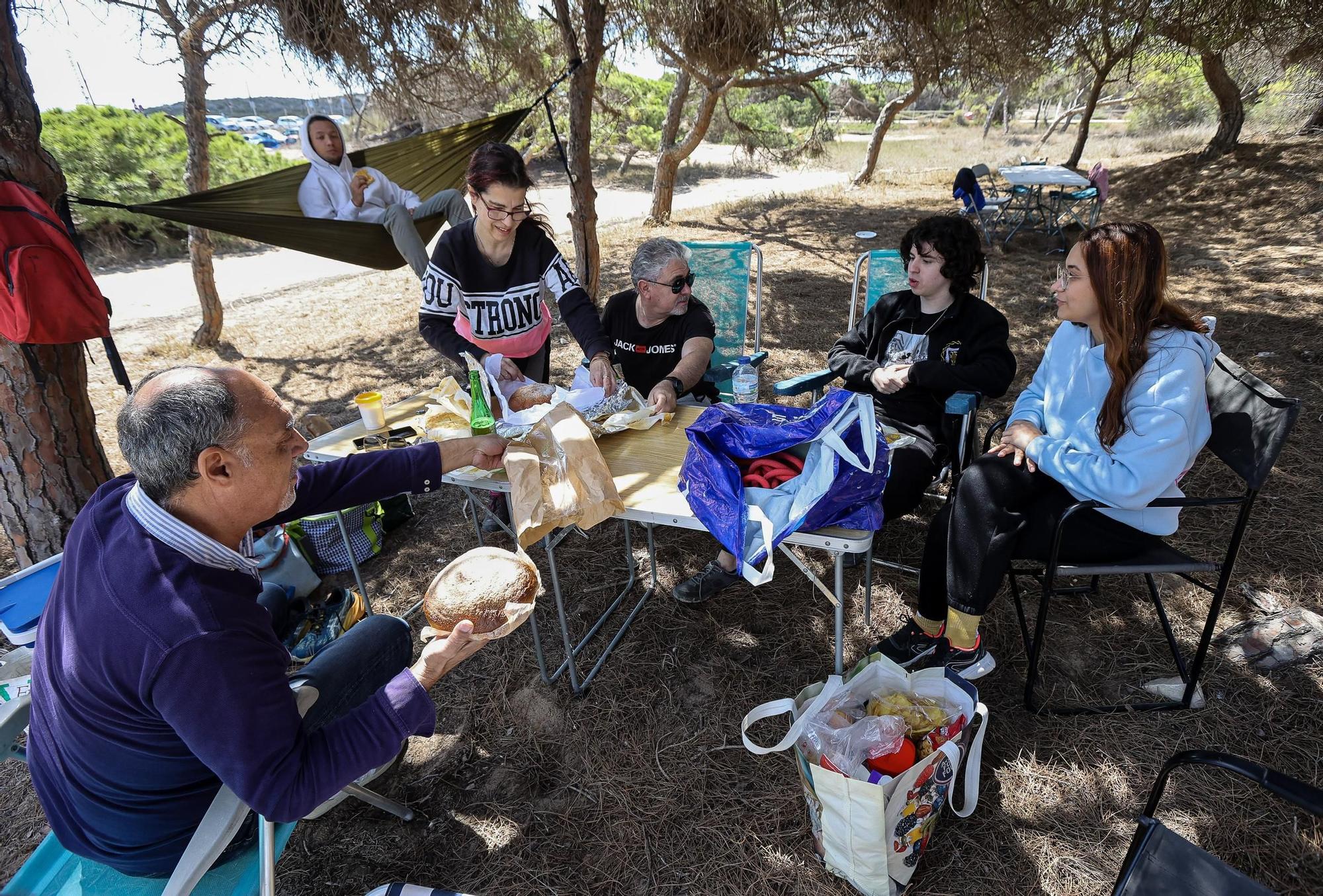 Así celebran el lunes de Pascua familias y vecinos en la playa de la Marina y la pinada