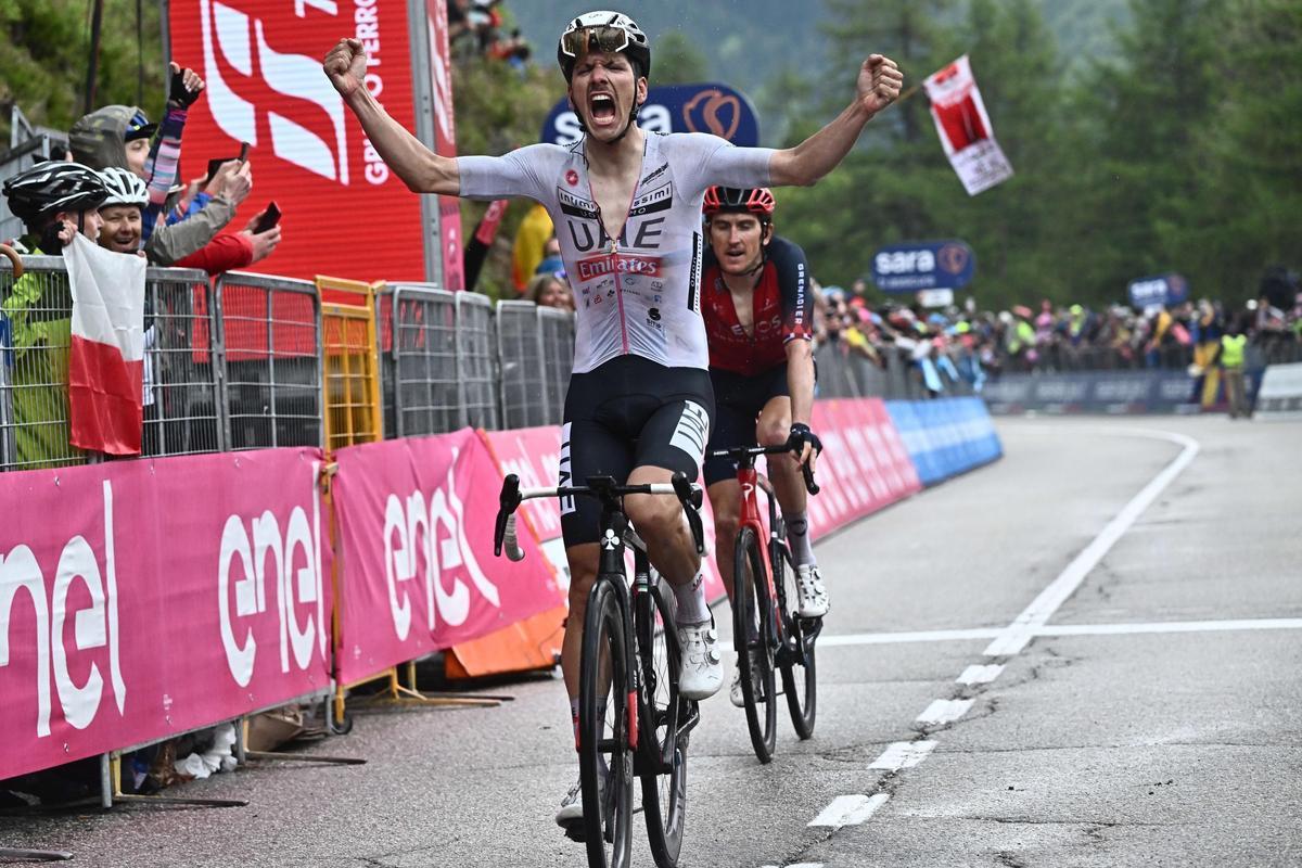 Monte Bondone (Italy), 23/05/2023.- Portuguese rider Joao Almeida of Uae Emirates Team celebrates after winning the 16th stage of the 2023 Giro d’Italia cycling race over 203 km from Sabbio Chiese to Monte Bondone, Italy, 23 May 2023. (Ciclismo, Italia) EFE/EPA/LUCA ZENNARO