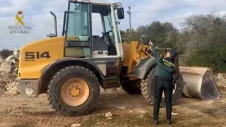 La Guardia Civil detiene a un hombre por robar una excavadora y causar grandes destrozos en Santa Eugènia