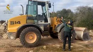 Siete kilómetros de destrucción con una excavadora en Santa Eugènia