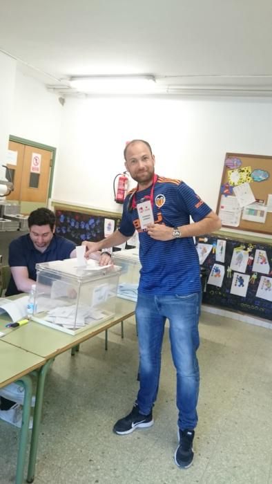 Felipe de la Fuente (EU) vota en Quart con la camiseta del València CF.