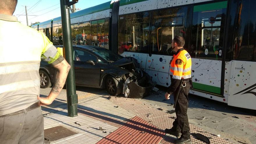 El coche, empotrado contra el metro de Málaga.