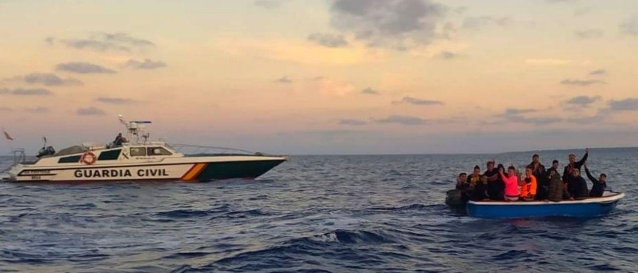 Die Guardia Civil fängt ein Migrantenboot vor den Balearen ab.