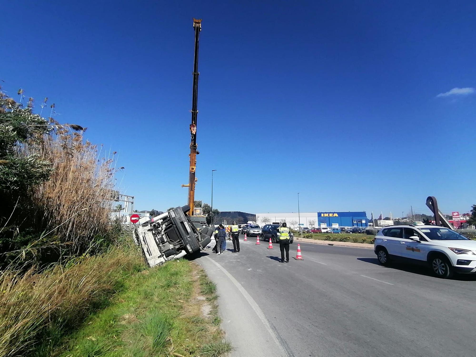 Un camión pesado vuelca en la rotonda de los podencos de Ibiza