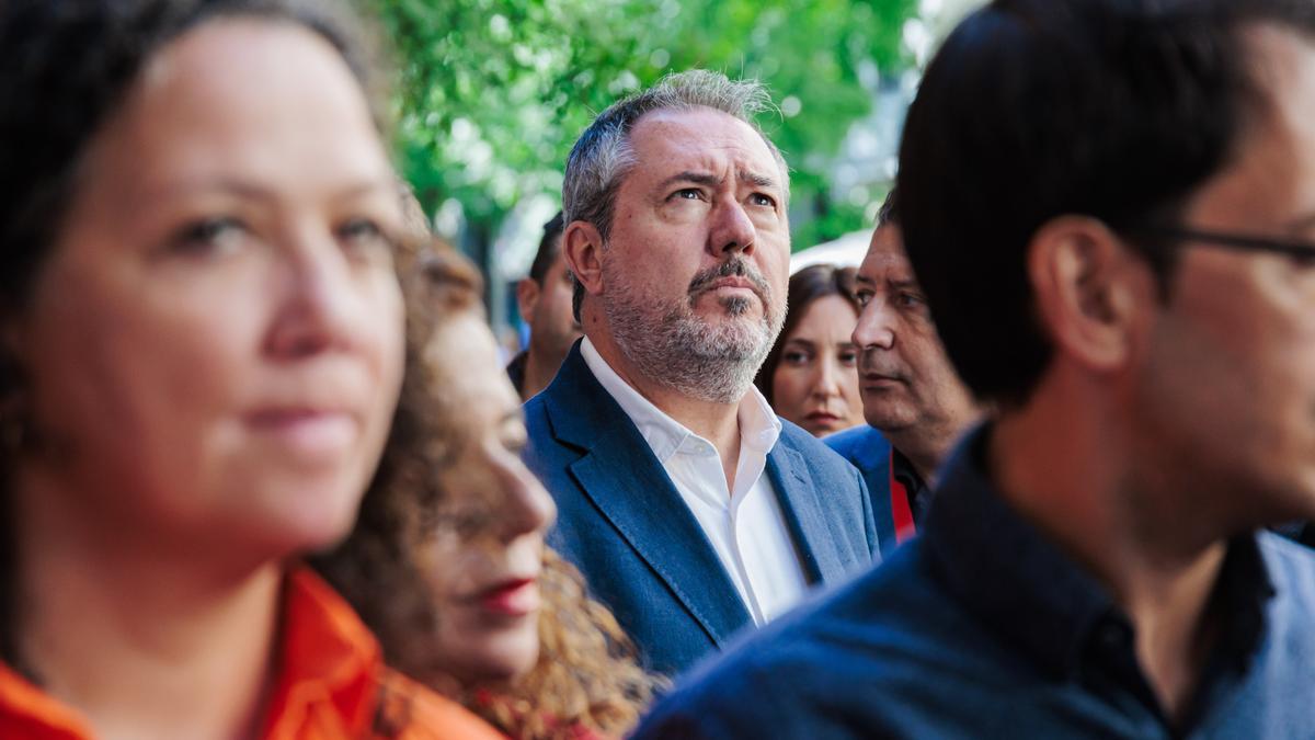 El secretario general del PSOE de Andalucía, Juan Espadas, atiende a los medios de comunicación a su llegada a la reunión del Comité Federal del PSOE